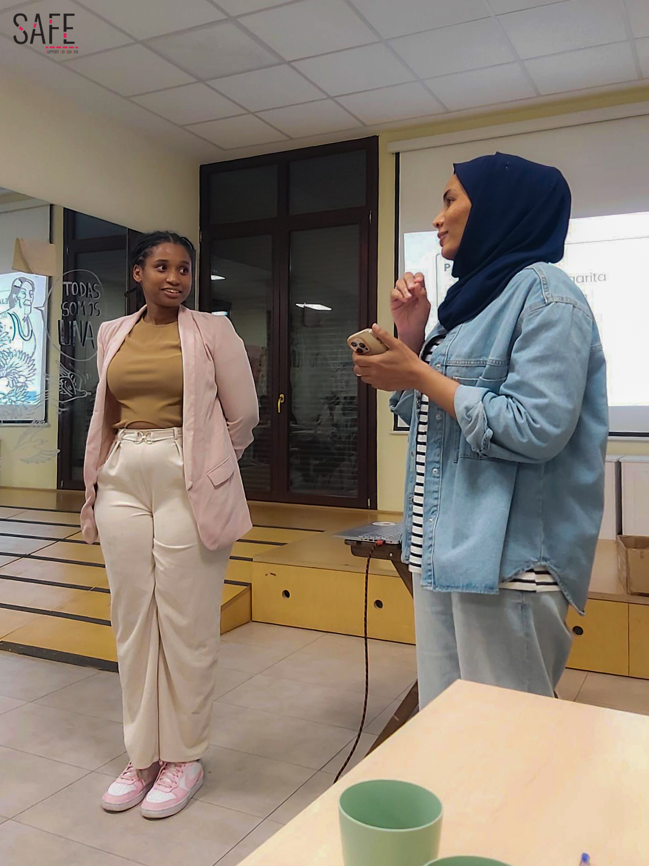 safe formacion Fotografía que muestra un momento de formación entre dos mujeres